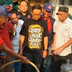 Saksikan Pembagian Air Bersih Relawan ke Warga, Anies: Harus Ada Solusi Jangka Panjang