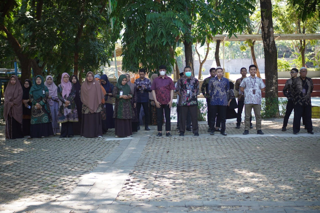 SMP Islam Athirah Bukit Baruga ikut memperingati Hari Batik Nasional