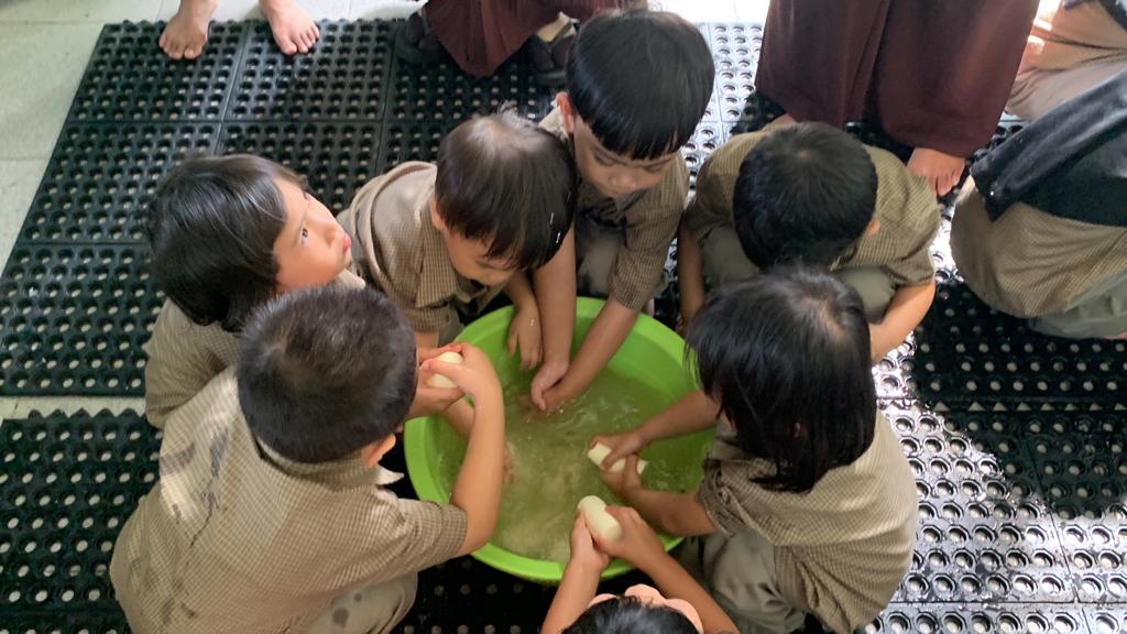 Membuat Kue Tradisional Sebagai Kegiatan P5 TK Islam Athirah 1 Dalam Tema "Aku Cinta Indonesia"