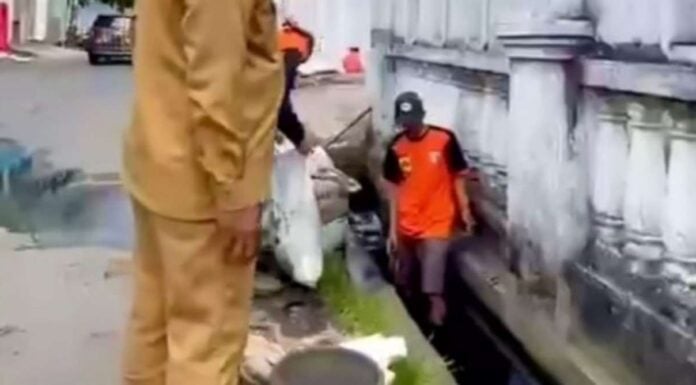 Satgas Dinas PU Rutin Bersihkan Drainase Sejumlah Titik di Kecamatan Tallo