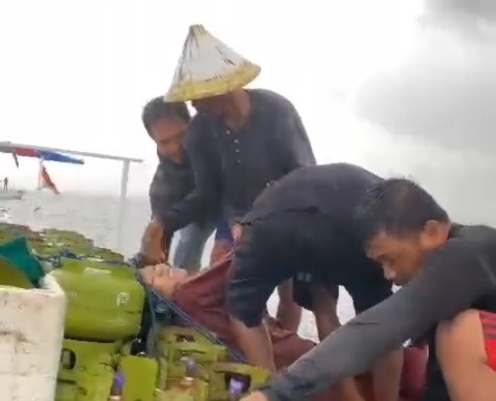 KM Resky Dihantam Ombak Dan Oleng, Berakhir Memilukan