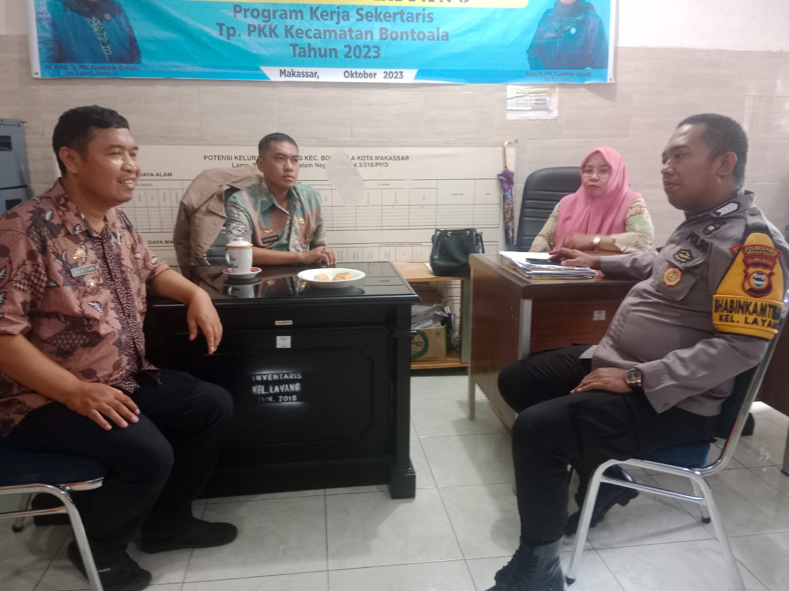 Lurah Layang Bersama Polisi RW Ciptakan Situasi Kamtibmas Yang Kondusif di Lingkungan Warga Lurah Layang Bersama Polisi RW Ciptakan Situasi Kamtibmas Yang Kondusif di Lingkungan Warga