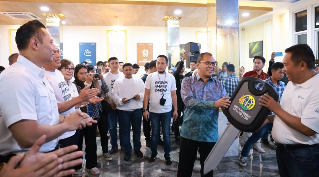 Pemkot Makassar Terima Sertifikat Elektronik Senilai Rp3 Triliun dari Menteri AHY Pemkot Makassar Terima Sertifikat Elektronik Senilai Rp3 Triliun dari Menteri AHY