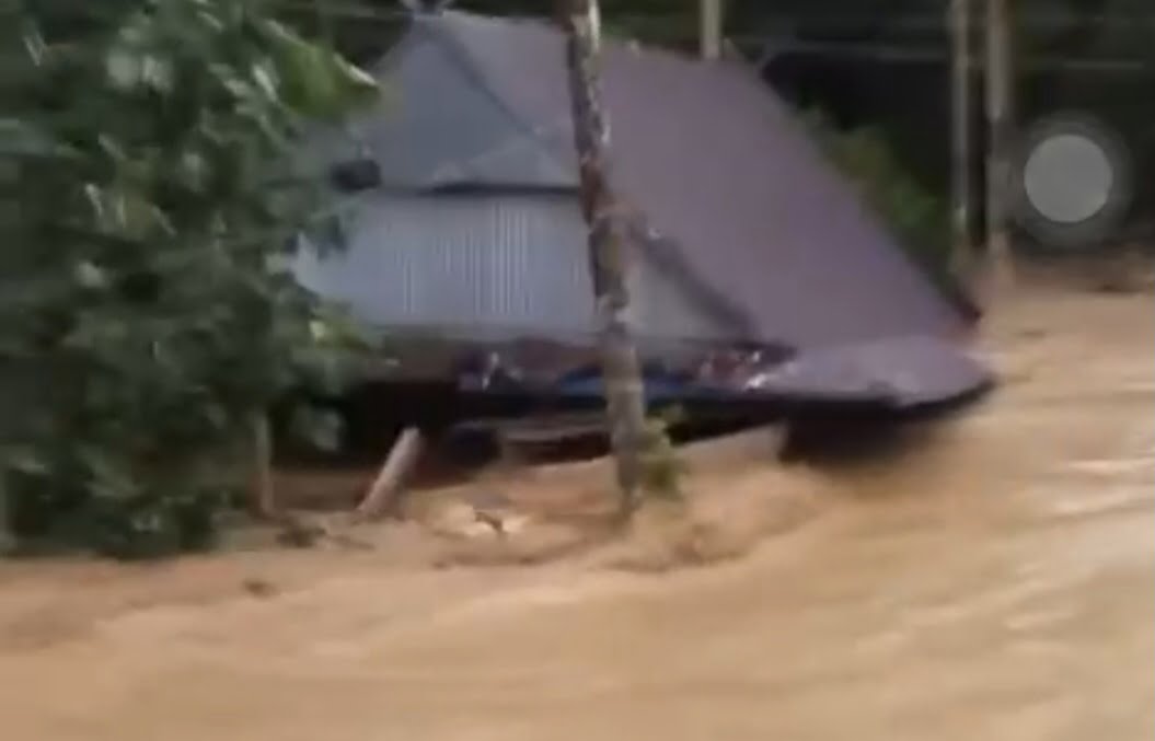 Banjir Beberapa Kabupaten di Sulsel Menelang Korban Jiwa Banjir Beberapa Kabupaten di Sulsel Menelang Korban Jiwa