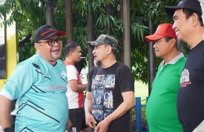 Inspirasi Warga, DPPKB Makassar Kerja Bakti Bersihkan Drainase di Taman Pakui