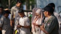 Hasanuddin Didampingi Kabid Linmas Satpol PP Lakukan Edukasi Pamadaman Tabung Gas