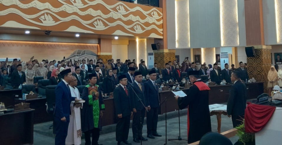 Udara Hawa Panas Iringi Pengambilan Sumpah Ketua DPRD Kota Makassar di ruang Paripurna