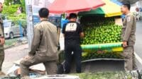 Satpol PP BKO Kecamatan Tertibkan Pedagang Kaki Lima di Jalan Hertasning