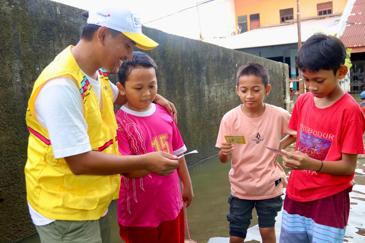 Indosat Ooredoo Hutchison Salurkan Bantuan untuk Korban Banjir di Makassar