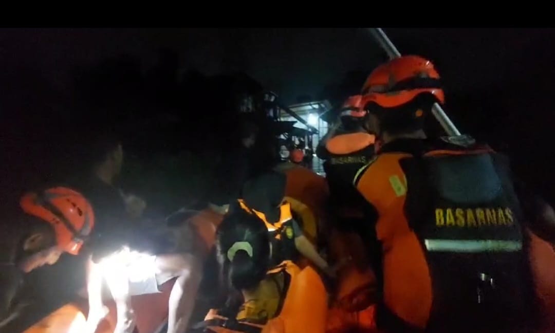 Basarnas Turungkan 4 Tim Bantu Evakuasi Terdampak Banjir Kabupaten Maros Basarnas Turungkan 4 Tim Bantu Evakuasi Terdampak Banjir Kabupaten Maros